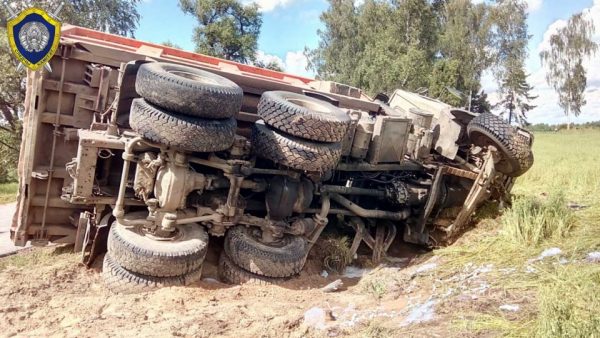 Два самосвала столкнулись в Полоцком районе, пострадал водитель одного из грузовиков. Фото СК