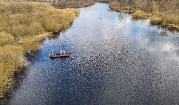 Поиск сейфа на дне Березины. Фото СК