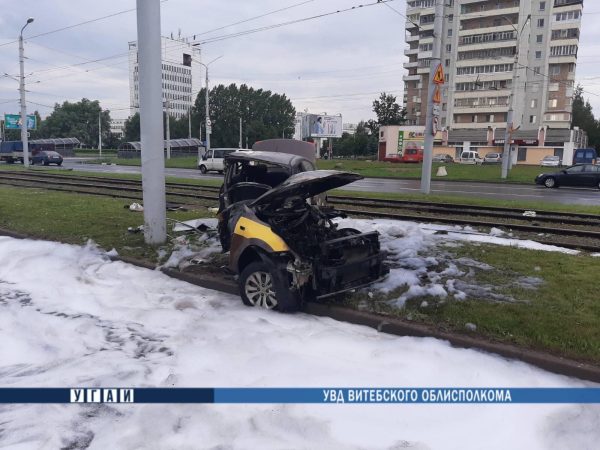 Автомобиль такси вспыхнул после того, как врезался в столб на перекрестке улицы Петруся Бровки и проспекта Строителей в Витебске. Фото ГАИ