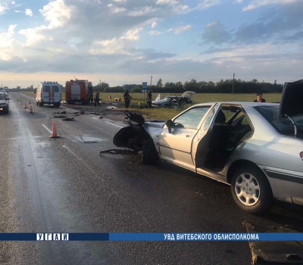 В Глубокском районе женщина на «Peugeot» вылетела на встречку и врезалась в «Opel», пострадали два человека. Фото ГАИ