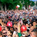 На митинге Тихановской в Витебске люди залезали на деревья, чтобы увидеть кандидатку — в парке собралось несколько тысяч горожан