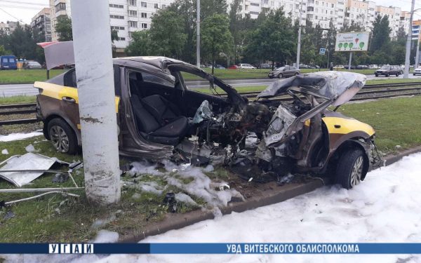 Автомобиль такси вспыхнул после того, как врезался в столб на перекрестке улицы Петруся Бровки и проспекта Строителей в Витебске. Фото ГАИ