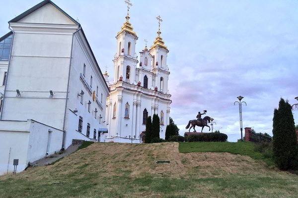 Уложенный в центре Витебска перед приездом Александр Лукашенко газон вскоре засох. Фото Сергея Серебро