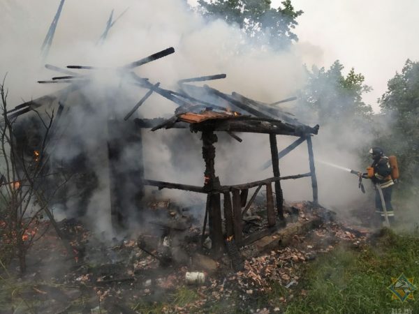 30 июня в 7:03 пожарным сообщили о горящем доме в деревне Вышедки Глубокского района. Фото МЧС