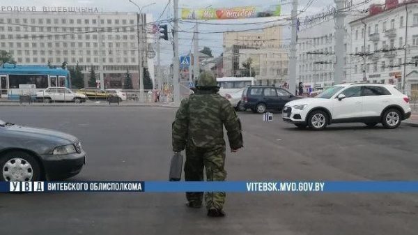 Подозрительную коробку у своего авто обнаружил на площади Свободы в Витебске водитель, он вызвал саперов. Фото УВД Витебского облисполкома