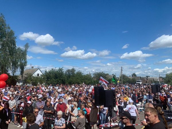 Митинг кандидатки в президенты Беларуси Светланы Тихановской начался в Глубоком, на него уже собралось несколько сот человек.