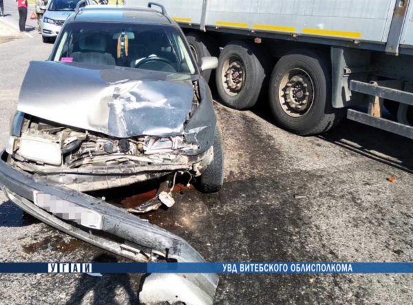 Легковушка врезалась в фуру в Новополоцке, в больницу попали школьница и ее бабушка. Фото ГАИ