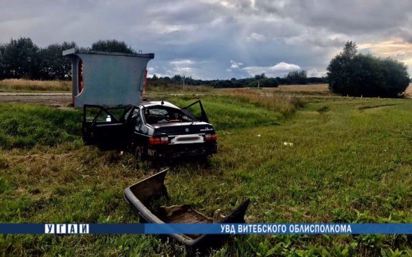 Два человека погибли в ДТП под Оршей — легковушка врезалась в автобусную остановку. Фото ГАИ