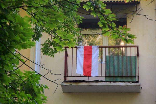 Бело-красно-белый флаг на одном із домов на улице Богдана Хмельницкого в Витебске. Фото Игоря Матвеева