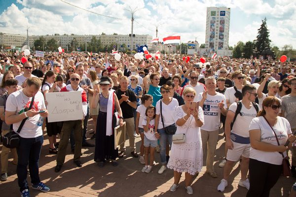 Протестующие заняли площадь Победы. Фото Игоря Матвеева