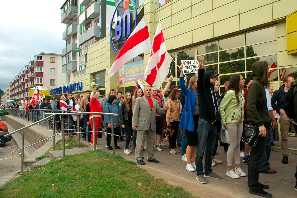 Флаг Хабаровского края пронесли витебские манифестанты в знак солидарности с жителями этого города. Фото Сергея Серебро