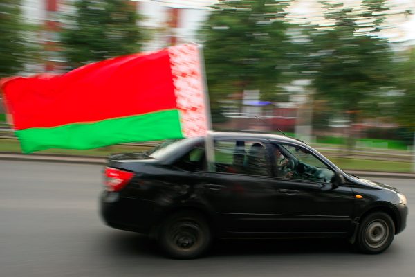 Флаг Хабаровского края пронесли витебские манифестанты в знак солидарности с жителями этого города. Фото Сергея Серебро