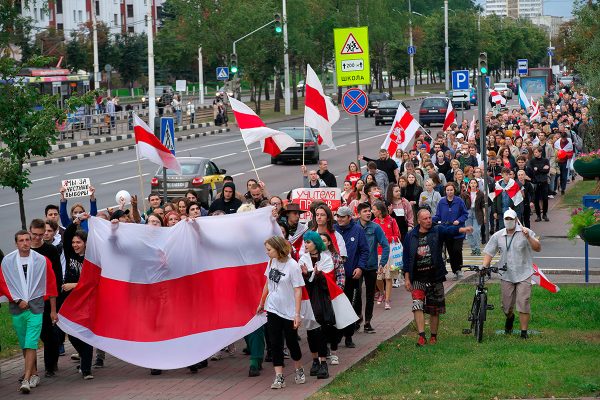 Флаг Хабаровского края пронесли витебские манифестанты в знак солидарности с жителями этого города. Фото Сергея Серебро