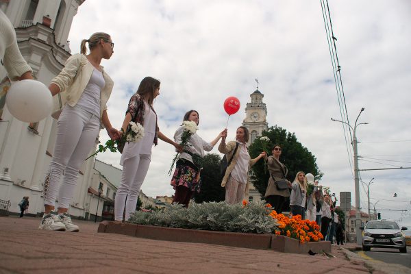 Жительниц Витебска, собравшихся с цветами у городской ратуши, задержала милиция. Фото Сергея Серебро