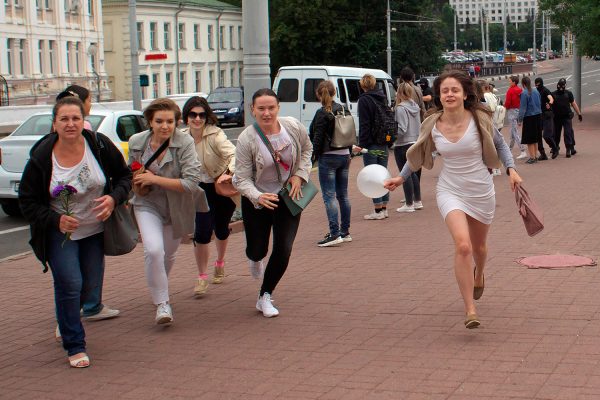 Жительниц Витебска, собравшихся с цветами у городской ратуши, задержала милиция. Фото Сергея Серебро