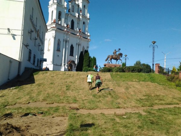 Увядший газон, спешно уложенный к приезду Лукашенко в Витебск, начали заменять. Фото Юрия Шепелева