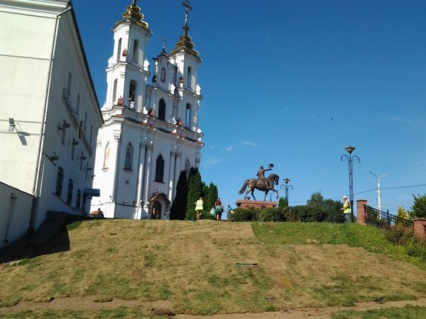 Увядший газон, спешно уложенный к приезду Лукашенко в Витебск, начали заменять. Фото Юрия Шепелева