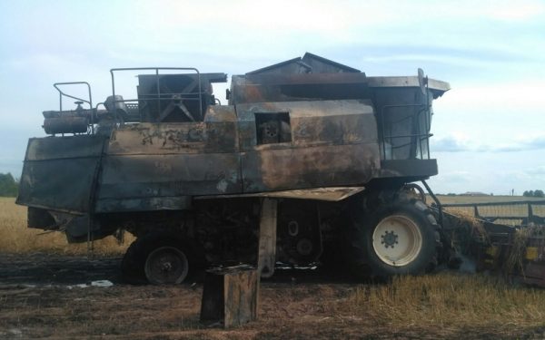 В колхозе «За Родину» сгорел комбайн «Полесье», убиравший зерновые. Фото МЧС