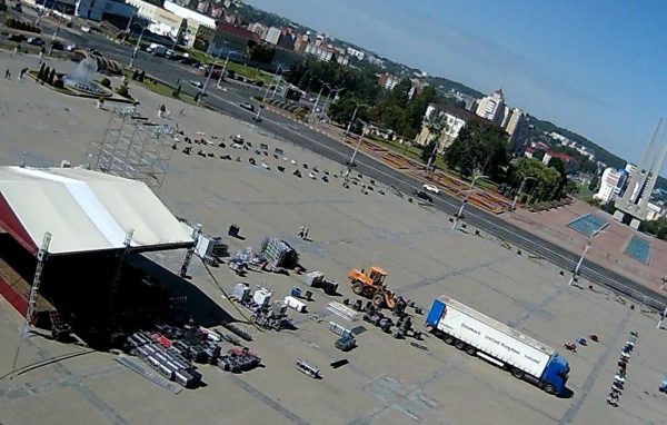Демонтаж сцены на площади Победы в Витебске, где должен был выступать Григорий Лепс. Фото t.me/Vitebsk4People