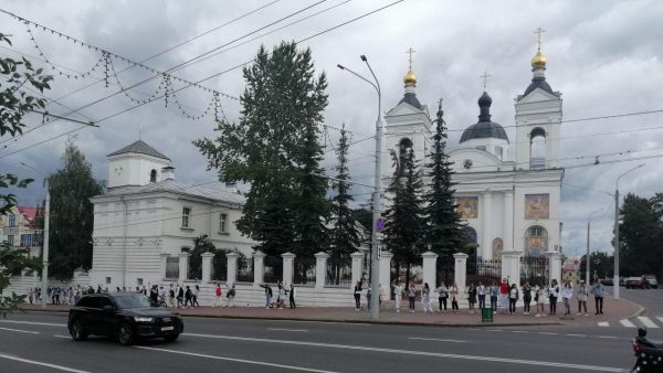 Витеблянки продолжают выстраиваться в  живые цепи с цветами, сегодня они стоят у Покровской церкви. Фото t.me/Vitebsk4People