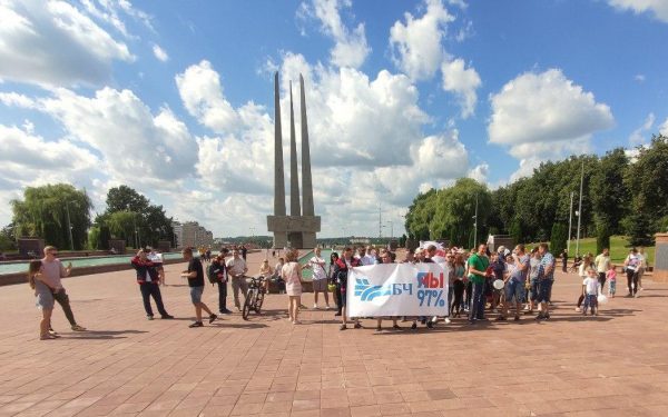 На площадь пришла делегация железнодорожников, у них плаката «БЧ — Я/Мы 97%». Фото t.me/Vitebsk4People