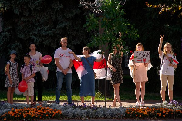 В Витебске снова выстроили цепь солидарности, она получилась кочующей. Фото Сергея Серебро