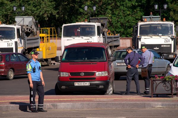 В Витебске снова выстроили цепь солидарности, она получилась кочующей. Фото Сергея Серебро