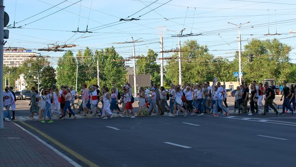 В Витебске снова выстроили цепь солидарности, она получилась кочующей. Фото Сергея Серебро