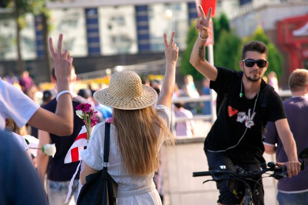 В Витебске снова выстроили цепь солидарности, она получилась кочующей. Фото Сергея Серебро