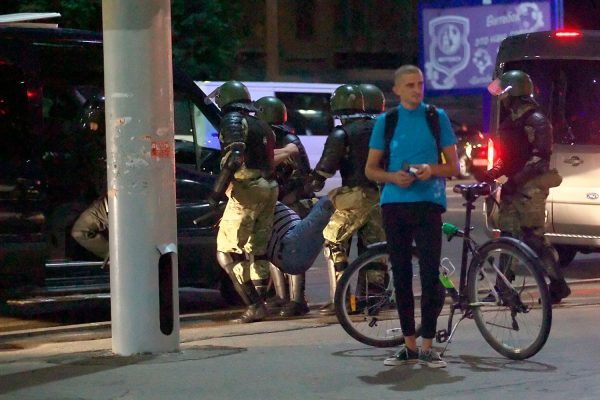 Произвольные задержания горожан милицией продолжаются в Витебске второй день. Фото Сергея Серебро