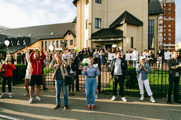 Люди собрались у костела Иисуса Милсердного на улице Воинов-Интернационалистов. Фото Ивана Семенова