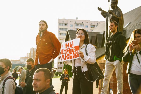 Люди собрались у костела Иисуса Милсердного на улице Воинов-Интернационалистов. Фото Ивана Семенова