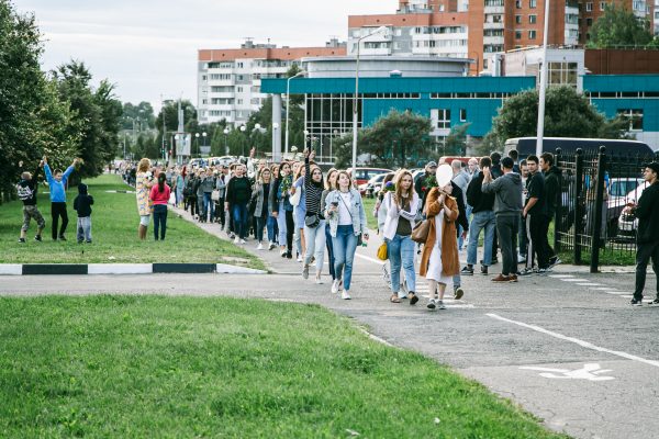 Горожане выдвигаются от костела Иисуса Милсердного на улице Воинов-Интернационалистов. Фото Ивана Семенова