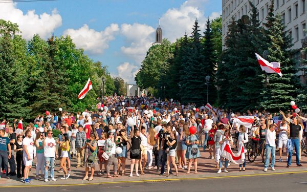 Столько народу было на участке улицы Гоголя у облисполкома. Фото Сергея Серебро