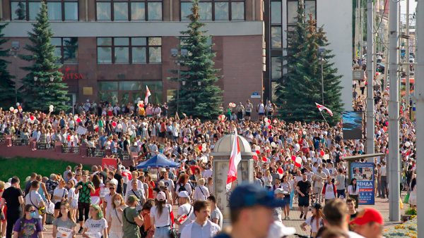 Столько народу было на участке улицы Гоголя у облисполкома. Фото Сергея Серебро