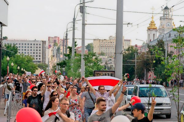 Многотысячный марш протестующих через весь Витебск. Фото Сергея Серебро