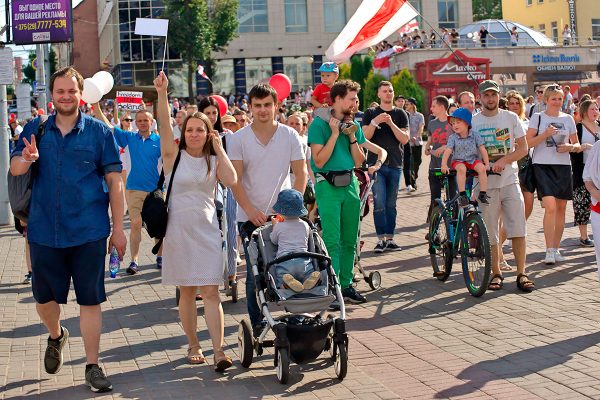 Многотысячный марш протестующих через весь Витебск. Фото Сергея Серебро