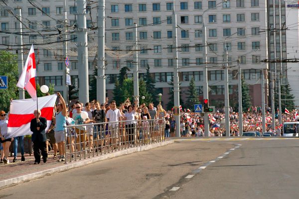 Многотысячный марш протестующих через весь Витебск. Фото Сергея Серебро