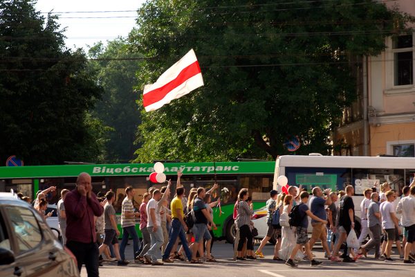 Многотысячный марш протестующих через весь Витебск. Фото Сергея Серебро