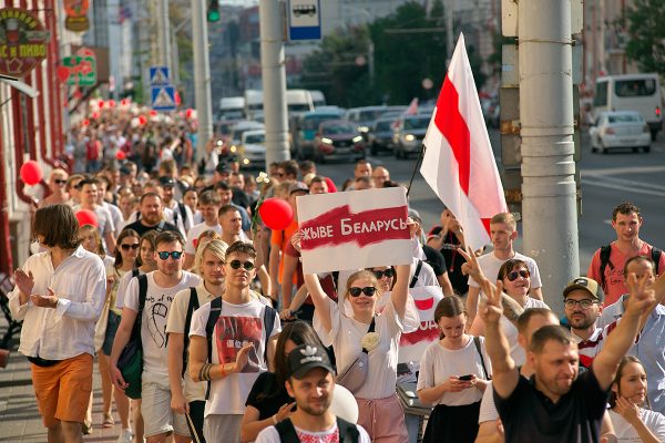 Многотысячный марш протестующих через весь Витебск. Фото Сергея Серебро