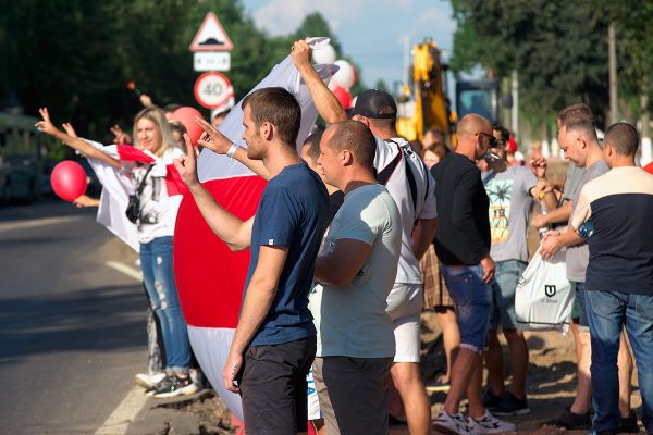 Многотысячный марш протестующих через весь Витебск. Фото Сергея Серебро