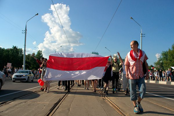 Многотысячный марш протестующих через весь Витебск. Фото Сергея Серебро