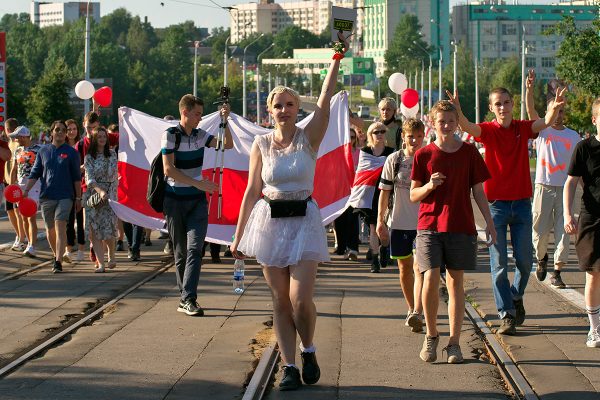 Многотысячный марш протестующих через весь Витебск. Фото Сергея Серебро