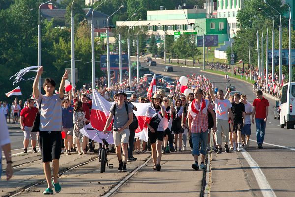 Многотысячный марш протестующих через весь Витебск. Фото Сергея Серебро