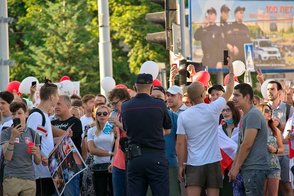 Многотысячный марш протестующих через весь Витебск. Фото Сергея Серебро