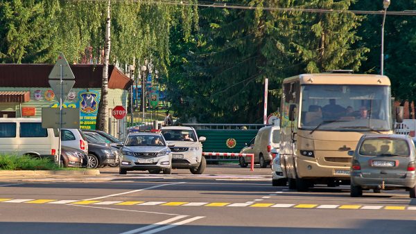 Многотысячный марш протестующих через весь Витебск. Фото Сергея Серебро