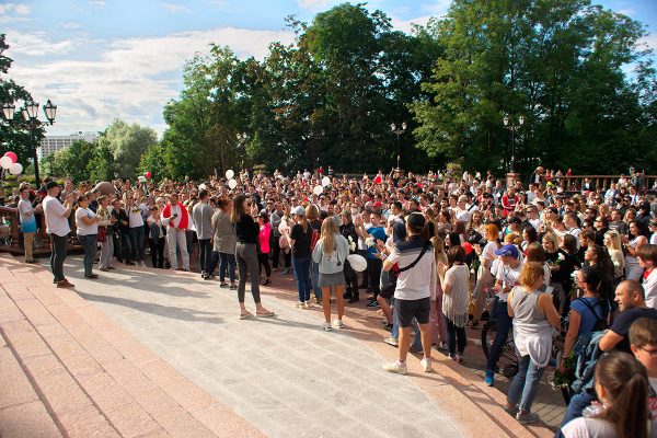 Свыше полутысячи человек собралось у Витебского облисполкома. Фото Сергея Серебро