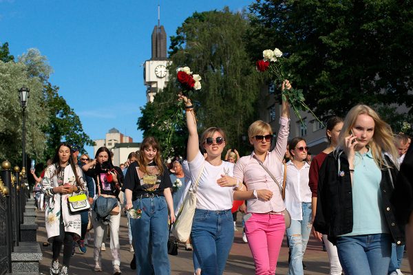 Горожане движутся от облисполкома к горисполкому. Фото Сергея Серебро