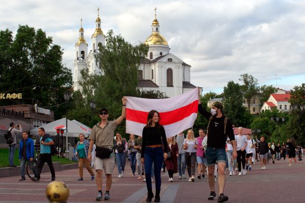 Люди ходят к железнодорожному вокзалу. Фото Сергея Серебро