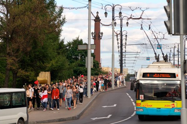 Колонна на мосту Кирова. Фото Сергея Серебро